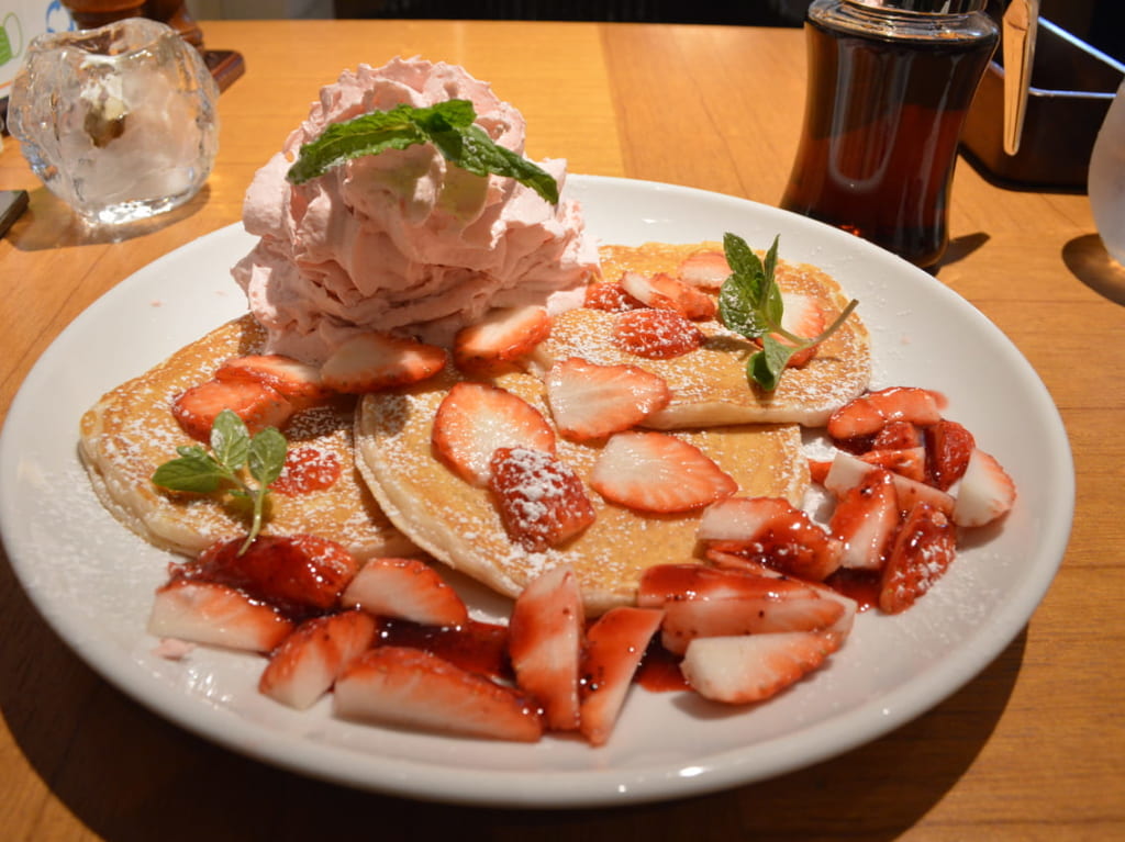 期間限定の国産いちごのパンケーキ